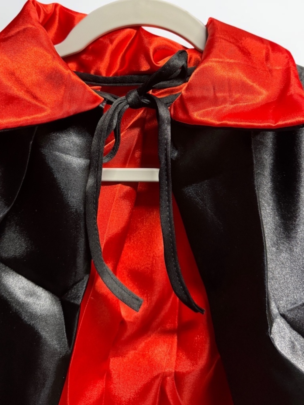 Vampire Cape Black Red Satin Cloak 48” Halloween Costume NWT - Picture 5 of 10